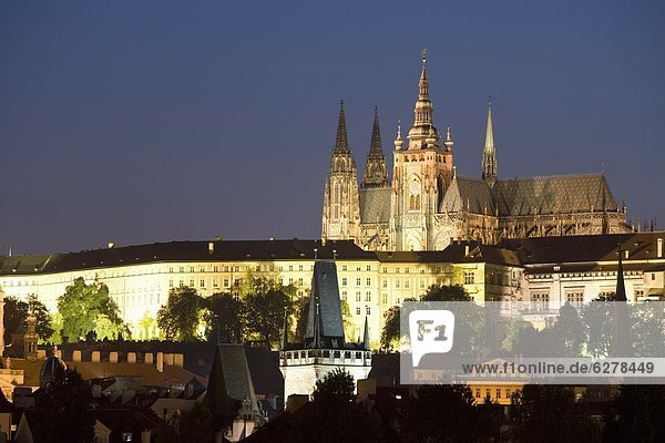 Prag  Hauptstadt  Europa  Palast  Schloß  Schlösser  Abend  Monarchie  Tschechische Republik  Tschechien  UNESCO-Welterbe