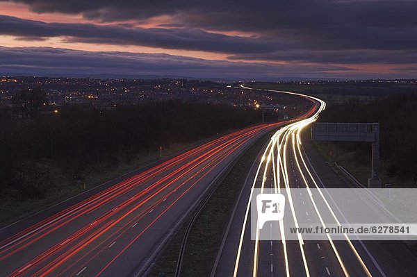 nahe Europa Abend folgen Großbritannien Beleuchtung Licht Autobahn Derbyshire England Straßenverkehr
