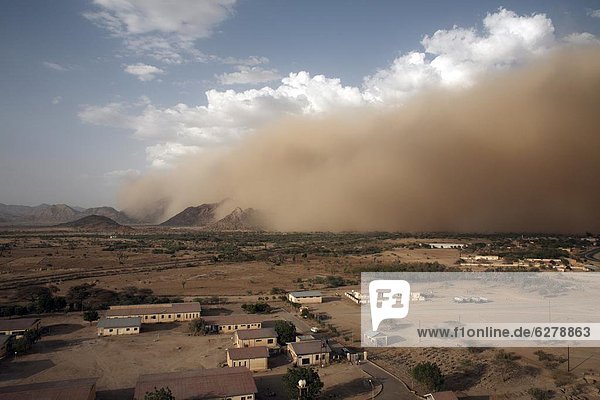 Ein Sandsturm nähert sich der Stadt Tesseney nahe der sudanesischen Grenze  Eritrea  Afrika