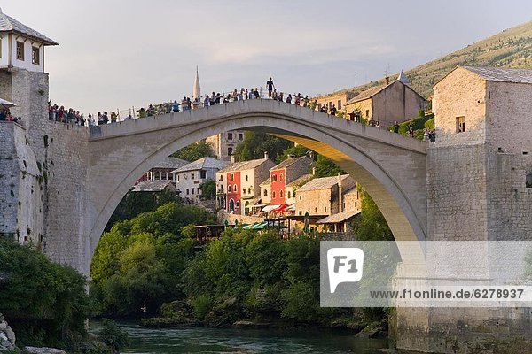 Europa  Wahrzeichen  Brücke  bauen  Balkan  Bosnien-Herzegowina  Mostar  neu  alt