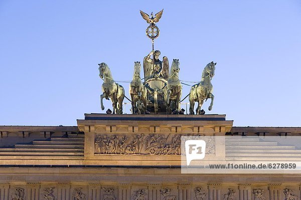 beleuchtet  Berlin  Hauptstadt  Europa  Eingang  Brandenburg  Abenddämmerung  Deutschland  Quadriga