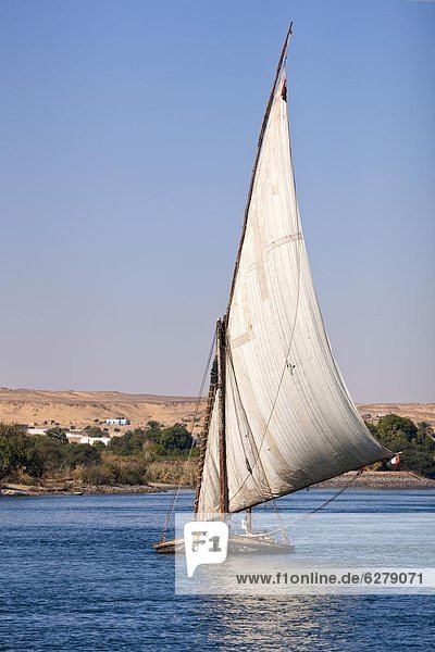 Nordafrika  nahe  Felsbrocken  Fluss  Afrika  Assuan  Ägypten  Feluke  alt