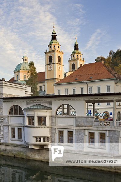 Ljubljana Hauptstadt Korridor Korridore Flur Flure Flussufer Ufer Europa Kathedrale Markt Slowenien