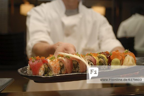 Geburtstagsgeschenk  Sushi  Vielfalt  Teller  Speisefisch und Meeresfrucht  Asien  Köchin  Japan