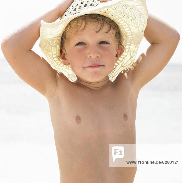 Strand  Junge - Person  Hut  Kleidung  Strohhut  Stroh