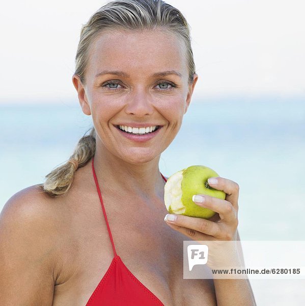 Frau  Strand  Bikini  halten  Apfel