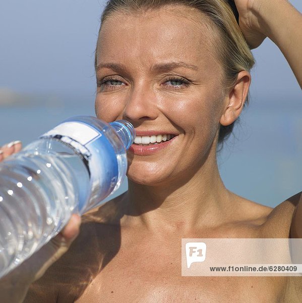 Wasser Frau Strand Close-up close-ups close up close ups trinken Flasche