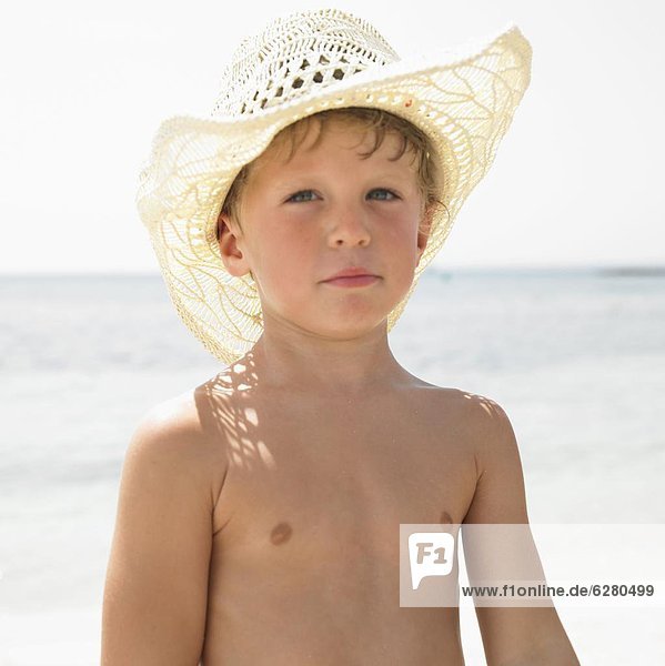 Strand  Junge - Person  Hut  Kleidung  Strohhut  Stroh