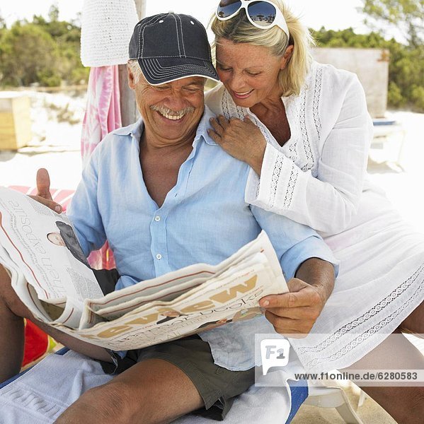 Senior  Senioren  Strand  Zeitung  vorlesen
