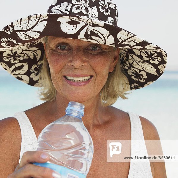 Senior  Senioren  Wasser  Frau  Strand  halten  Flasche