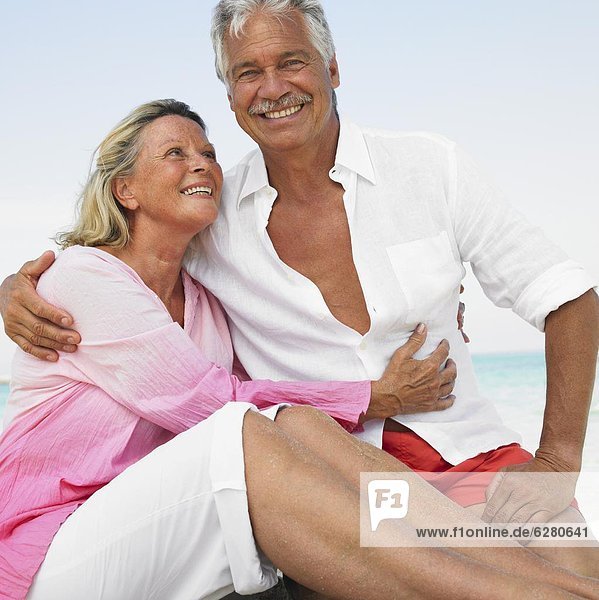 Senior  Senioren  umarmen  Strand