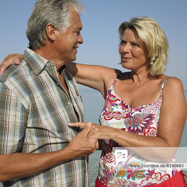 Älteres Paar am Strand