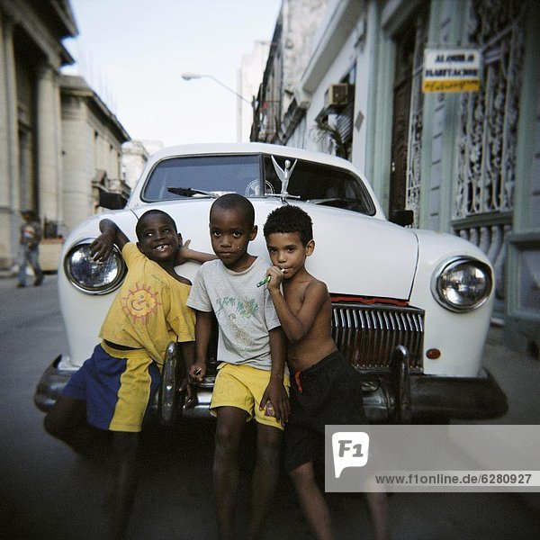 Havanna  Hauptstadt  Pose  Junge - Person  Auto  weiß  amerikanisch  Westindische Inseln  Mittelamerika  jung  3  Kuba  alt