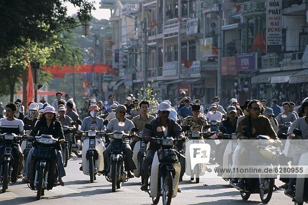 Straße  füllen  füllt  füllend  beschäftigt  Großstadt  Südostasien  Mofa  Roller  Vietnam  Asien