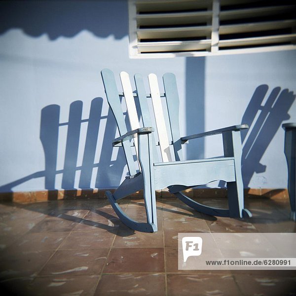Außenaufnahme Stuhl Wohnhaus weiß blau Westindische Inseln Mittelamerika Viñales Kuba