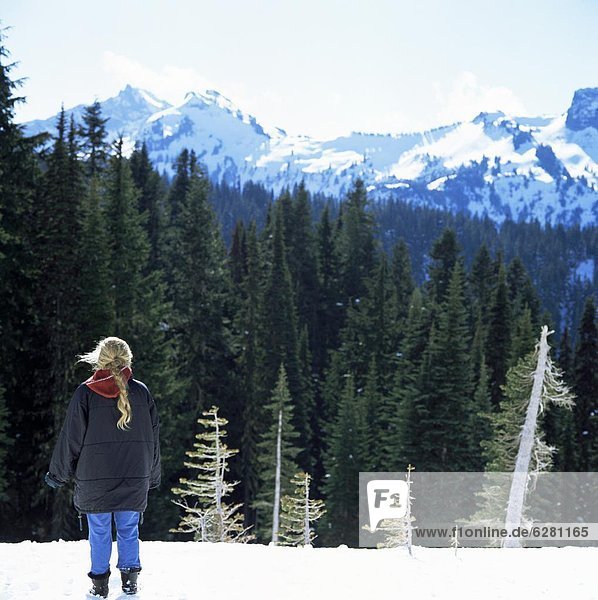 bedecken  Lodge  Landhaus  Nordamerika  Mädchen  Mount Rainier Nationalpark  blond  Paradies  Schnee  Washington State