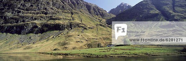 Wasserrand Landschaftlich schön landschaftlich reizvoll Bauernhaus Europa Berg Großbritannien Einsamkeit Glencoe See Schottland