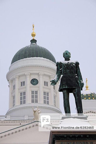 Statue von Alexander II. und Helsinki Kathedrale (evangelische Kirche)  Helsinki  Finnland  Skandinavien  Europa