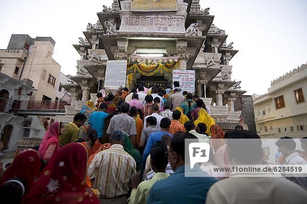 anstehen  Schlange  Loyalität  Festival  Puja  Abenddämmerung  Indien  Rajasthan  Udaipur