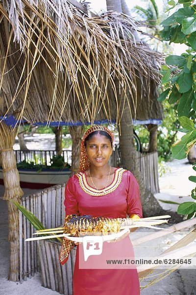 Fisch  Pisces  Frau  Angebot  Teller  Malediven  Asien  gegrillt  Indischer Ozean  Indik