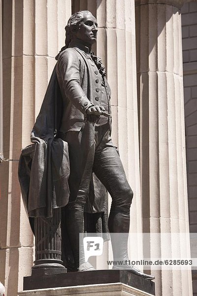 Vereinigte Staaten von Amerika  USA  Außenaufnahme  stehend  New York City  Halle  Statue  Nordamerika  Wall Street