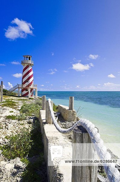 hoch  oben  Felsbrocken  Leuchtturm  Westindische Inseln  Mittelamerika  Grand Bahama
