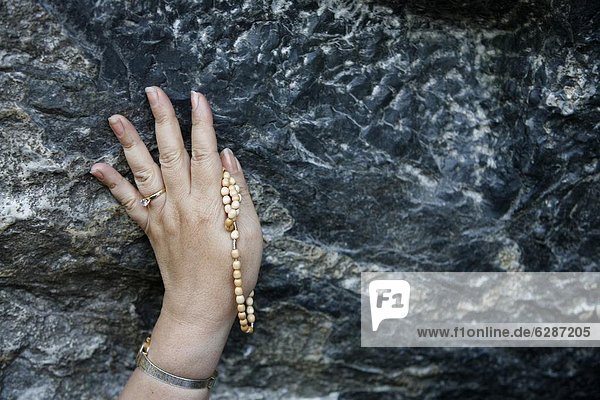 Pilger berühren das Lourdes-Grotte  Lourdes  Hautes-Pyrenees  Frankreich  Europa