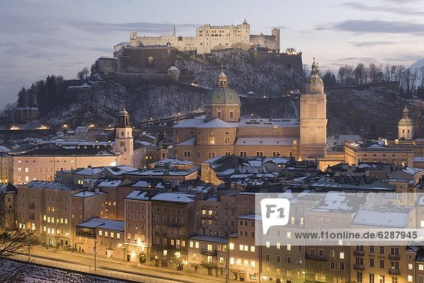 Europa  bedecken  Stadt  Festung  Kirche  Österreich  Franziskanerkirche  Glockenspiel  alt  Salzburg  Schnee  Dämmerung