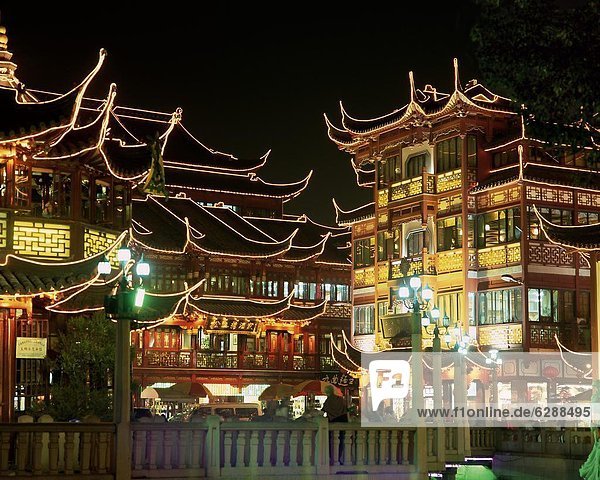 Yu Yuan tea house and shops at night  Yu Yuan Shangcheng  Yu Gardens Bazaar  Shanghai  China  Asia