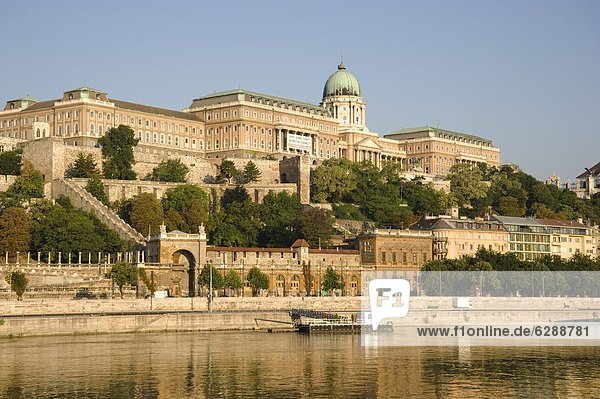 Budapest  Hauptstadt  Europa  Palast  Schloß  Schlösser  Hügel  Fluss  Monarchie  Donau  Ungarn