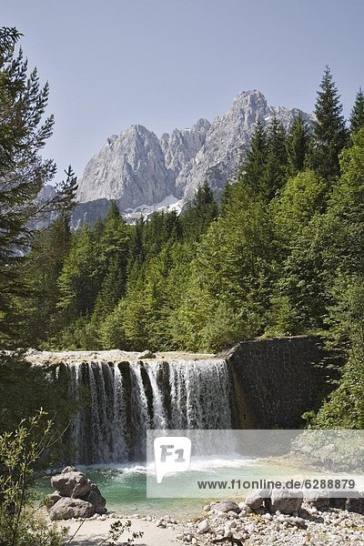 Europa  Berg  über  Fluss  Wasserfall  Ansicht  Alpen  Nationalpark Triglav  Slowenien