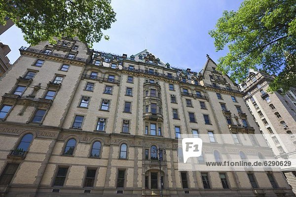 The Dakota Building  where John Lennon lived at the time leading up to his death  Central Park West  Manhattan  New York City  New York  United States of America  North America