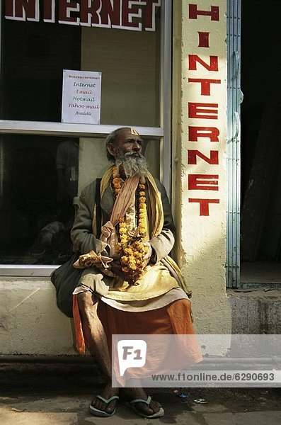 Außenaufnahme  sitzend  Mann  Cafe  Heiligkeit  Hinduismus  Asien  Indien  Internet  Sadhu