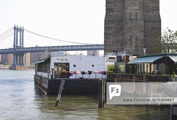 Vereinigte Staaten von Amerika  USA  New York City  Cafe  Fluss  Fähre  Nordamerika  landen  Brooklyn