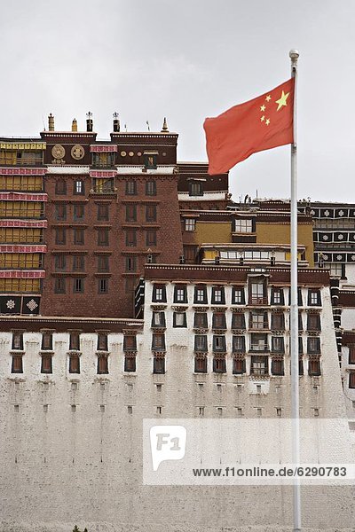 frontal  Palast  Schloß  Schlösser  Fahne  rot  China  UNESCO-Welterbe  Potala Palast  Asien  Lhasa  Tibet
