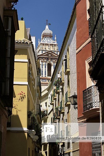 Europa Straße verziert Kirche Dekoration Ansicht vorwärts schmal Sevilla Spanien