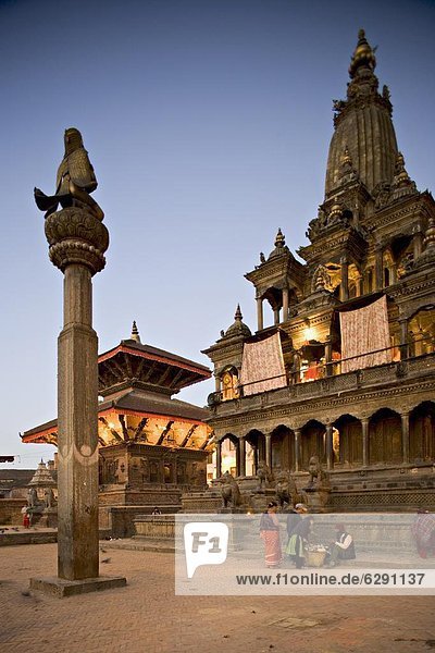 hinter  Lifestyle  Zwilling - Person  Morgendämmerung  Quadrat  Quadrate  quadratisch  quadratisches  quadratischer  Statue  Säule  Indianer  in die Augen sehen  ansehen  Angesicht zu Angesicht  gegenüber  bauen  Dach  UNESCO-Welterbe  Asien  Garuda  Nepal  Pagode  Patan