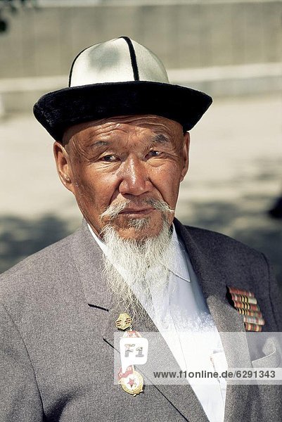 Portrait of an elderly Kirghiz man with Hero of Soviet Union medal  Naryn  Kyrgyzstan  Central Asia  Asia