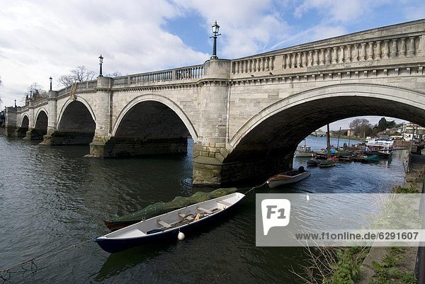 Richmond-Brücke über die Themse  Richmond  Surrey  England  Großbritannien  Europa