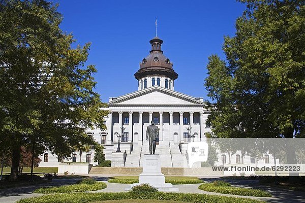 Strom Thurmond statue and State Capitol Building  Columbia  South Carolina  United States of America  North America