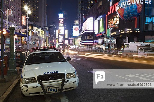 Vereinigte Staaten von Amerika  USA  Auto  Nacht  Quadrat  Quadrate  quadratisch  quadratisches  quadratischer  parken  Zeit  Nordamerika  New York City  Manhattan  Polizei