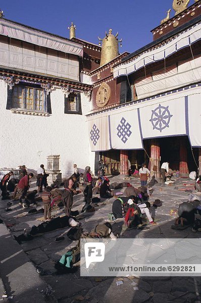 Außenaufnahme  China  Jokhang Tempel  Pilgerer  Asien  Lhasa  Tibet