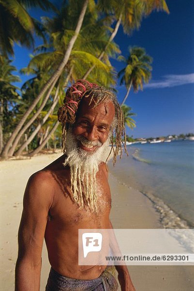 Portrait  Mann  Karibik  Westindische Inseln  Mittelamerika  zeigen  Wildtaube  Trinidad und Tobago