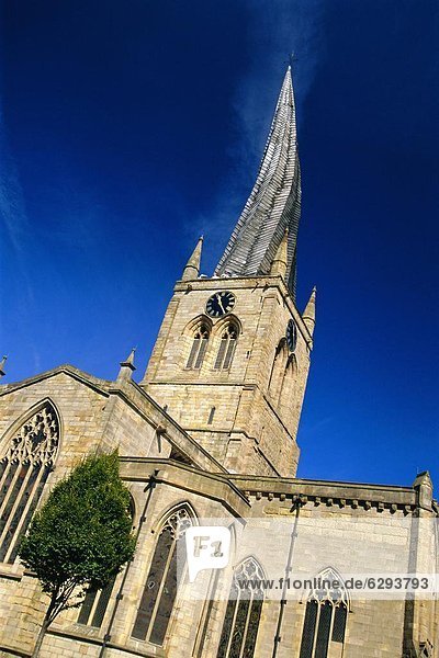 Großbritannien  Kirche  Kirchturm  Heiligtum  verdreht  Jungfrau Maria  Madonna  Derbyshire  England