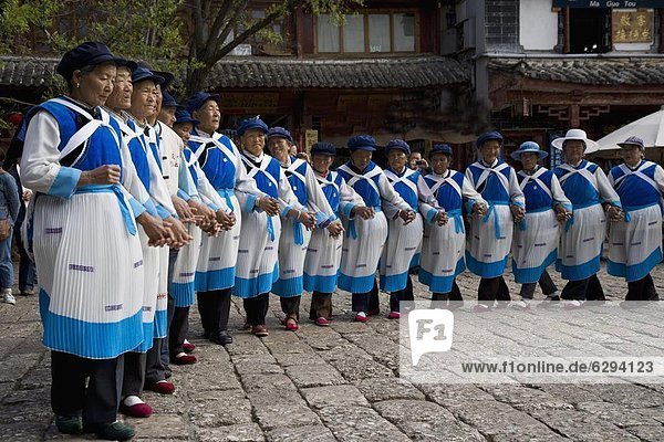 Naxi minority women dancing in Sifang Square  The Old Town  Lijiang  UNESCO World Heritage Site  Yunnan Province  China  Asia