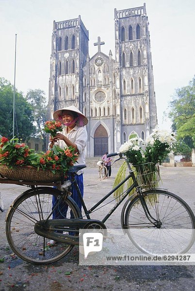 Hanoi  Hauptstadt  Frau  Blume  verkaufen  Fahrrad  Rad  Vietnam  Asien