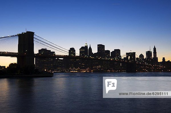 Skyline von Manhattan und Brooklyn Bridge bei Dämmerung  New York City  New York  Vereinigte Staaten von Amerika  Nordamerika