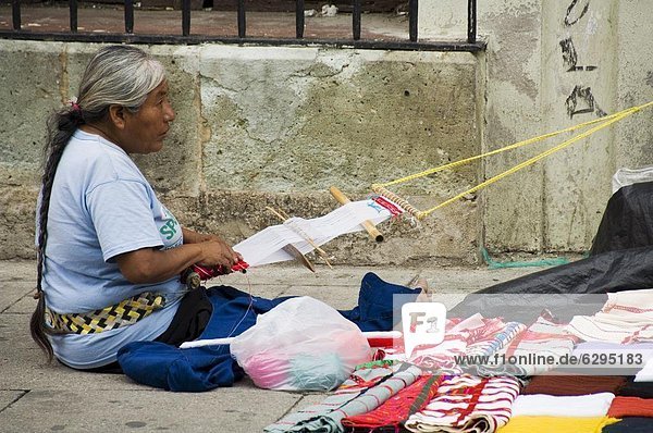 Weben auf Straße Oaxaca City Oaxaca Mexiko Nordamerika