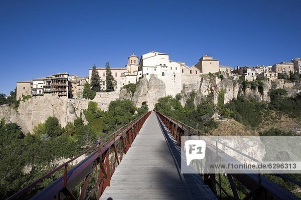 Europa Gebäude hängen Brücke Fußgänger Kastilien-La Mancha Cuenca Spanien