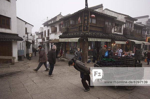 Frau  ziehen  Straße  Ziegelstein  Fuhrwerk  Kohle  China  Asien  Ortsteil  alt  Suzhou